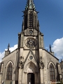 La vaste église néo-gothique, construite de 1858 à 1863, grâce à la générosité. de l'empereur Napoléon III